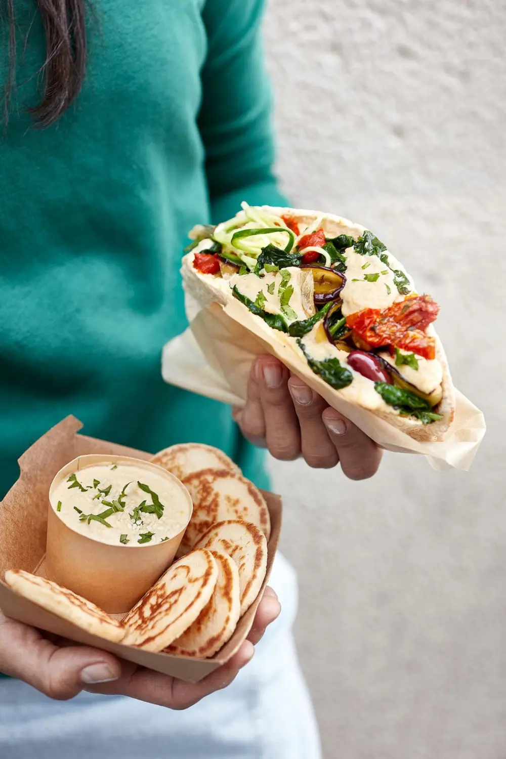 Sandwich de pain pita, houmous et aubergines Sandwich de pain pita, houmous et aubergines