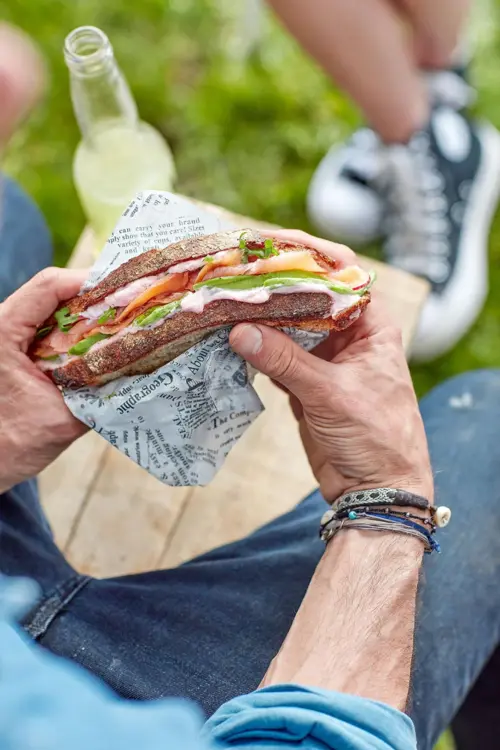 Sandwich de tarama, saumon fumé et avocat